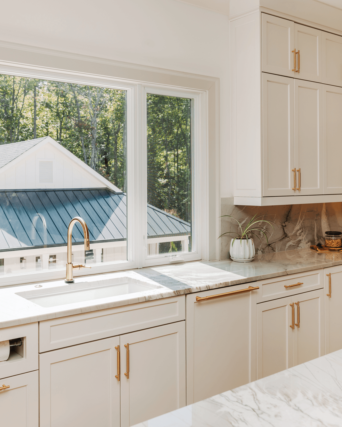 A white kitchen with Infinity from Marvin windows.